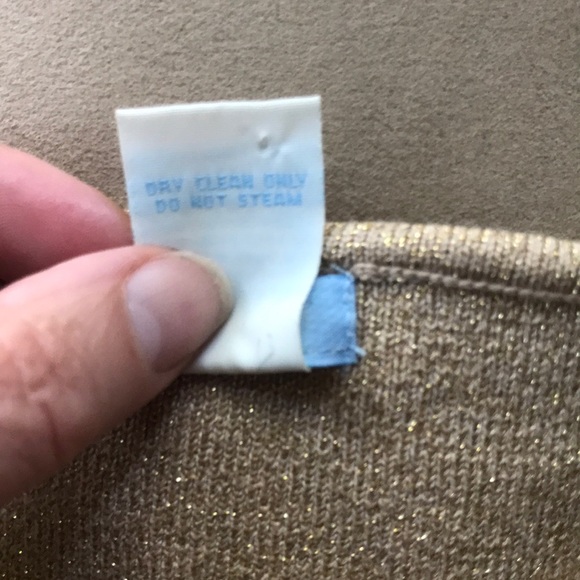 🔥TOTAL VAMP TOP — U-Knit. Glistening Gold Shimmer. Off Shoulder 🌺 STUNNING !♥️ - Picture 8 of 8